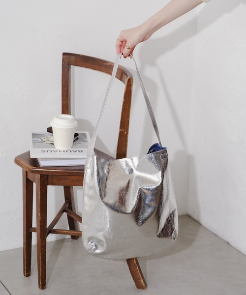 cache cache(カシュ カシュ)の「メタリック2WAYホーボーバッグ(トートバッグ・レディース・ブラック/シルバー・フリー)」の8枚目の写真