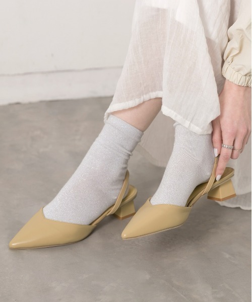 ad thie(アドティエ)の「ポインテッド バックストラップ パンプス(パンプス・レディース・オフホワイト/ブラック/ベージュ・MEDIUM/LARGE/LL)」の3枚目の写真