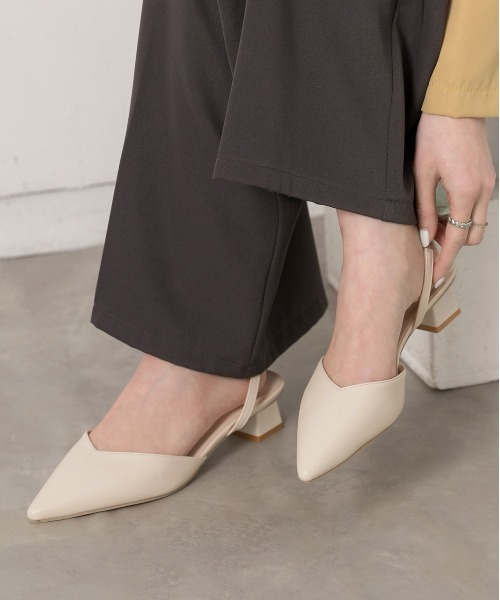 ad thie(アドティエ)の「ポインテッド バックストラップ パンプス(パンプス・レディース・オフホワイト/ブラック/ベージュ・MEDIUM/LARGE/LL)」の2枚目の写真