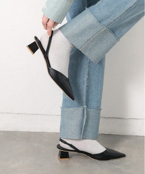 ad thie(アドティエ)の「ポインテッド バックストラップ パンプス(パンプス・レディース・オフホワイト/ブラック/ベージュ・MEDIUM/LARGE/LL)」の11枚目の写真