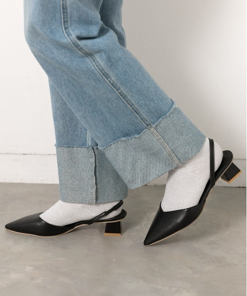 ad thie(アドティエ)の「ポインテッド バックストラップ パンプス(パンプス・レディース・オフホワイト/ブラック/ベージュ・MEDIUM/LARGE/LL)」の14枚目の写真