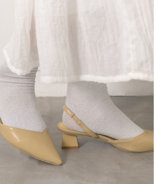 ad thie(アドティエ)の「ポインテッド バックストラップ パンプス(パンプス・レディース・オフホワイト/ブラック/ベージュ・MEDIUM/LARGE/LL)」の21枚目の写真