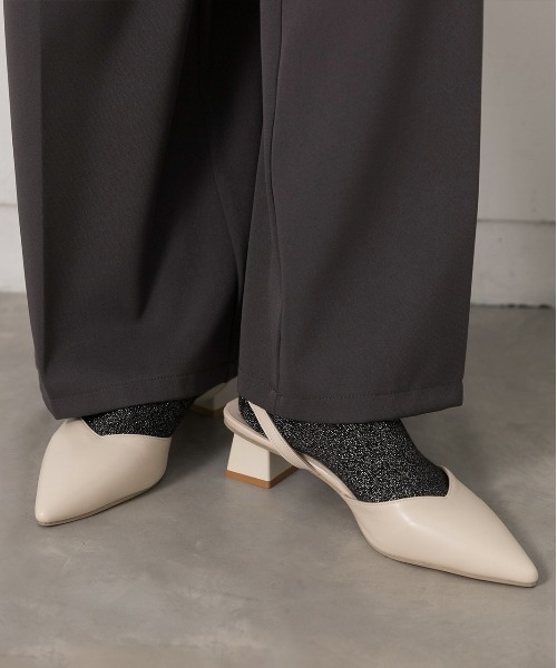 ad thie(アドティエ)の「ポインテッド バックストラップ パンプス(パンプス・レディース・オフホワイト/ブラック/ベージュ・MEDIUM/LARGE/LL)」の4枚目の写真