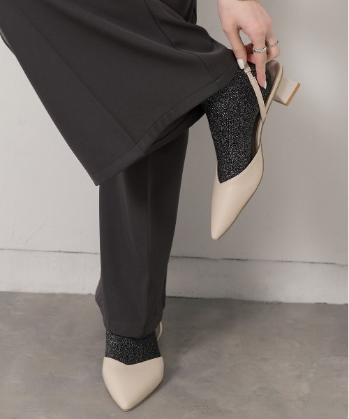 ad thie(アドティエ)の「ポインテッド バックストラップ パンプス(パンプス・レディース・オフホワイト/ブラック/ベージュ・MEDIUM/LARGE/LL)」の5枚目の写真