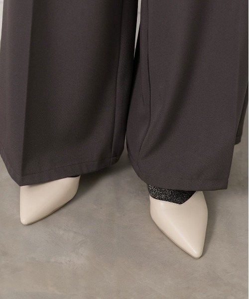 ad thie(アドティエ)の「ポインテッド バックストラップ パンプス(パンプス・レディース・オフホワイト/ブラック/ベージュ・MEDIUM/LARGE/LL)」の6枚目の写真