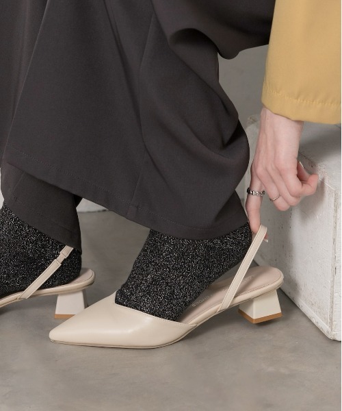 ad thie(アドティエ)の「ポインテッド バックストラップ パンプス(パンプス・レディース・オフホワイト/ブラック/ベージュ・MEDIUM/LARGE/LL)」の7枚目の写真