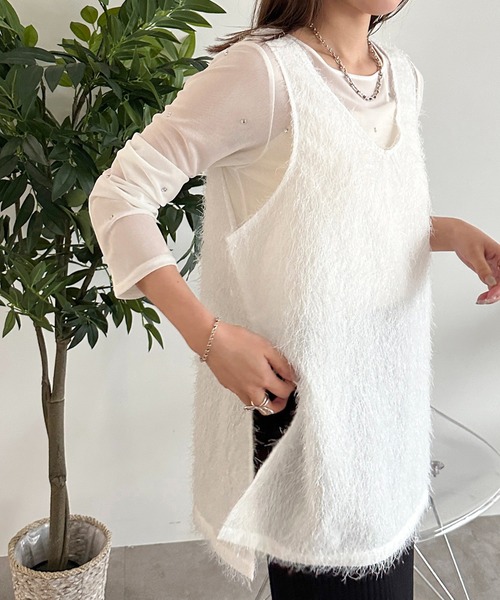 apres jour mignon(アプレジュールミニョン)の「シャギーノースリーブチュニック【ZOZOTOWN限定アイテム】(ベスト・レディース・アイボリー/ブラック/オフホワイト・X-LARGE/フリー)」の11枚目の写真