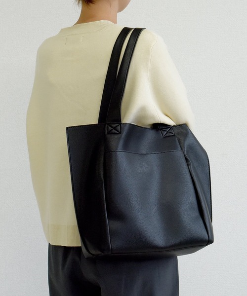 DAY CLOSET（デイ クローゼット）の「【A4収納可能】マルチに使えるきれいめ合皮トートバッグ（トートバッグ・レディース・ライトベージュ/ブラック/レンガ・ONE SIZE）」の5枚目の写真