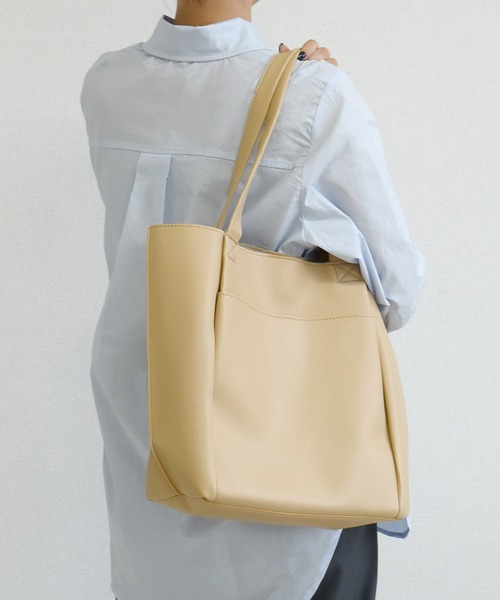 DAY CLOSET（デイ クローゼット）の「【A4収納可能】マルチに使えるきれいめ合皮トートバッグ（トートバッグ・レディース・ライトベージュ/ブラック/レンガ・ONE SIZE）」の8枚目の写真