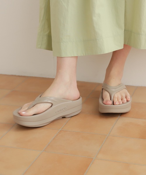 URBAN RESEARCH DOORS（アーバンリサーチドアーズ）の「OOFOS　OOmega（サンダル・レディース・ブラック/ベージュ・6/7/8）」の5枚目の写真