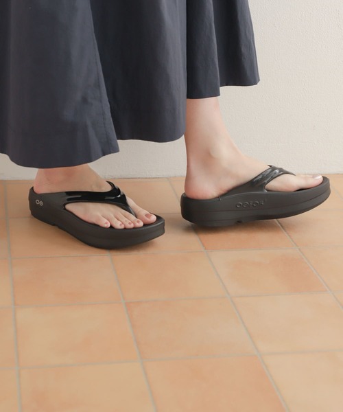 URBAN RESEARCH DOORS（アーバンリサーチドアーズ）の「OOFOS　OOmega（サンダル・レディース・ブラック/ベージュ・6/7/8）」の14枚目の写真