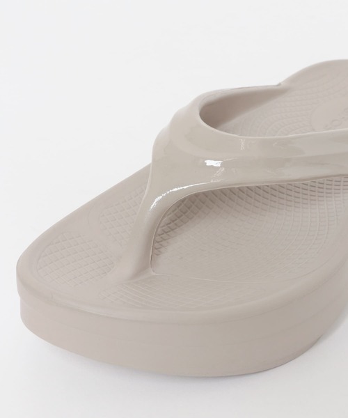 URBAN RESEARCH DOORS（アーバンリサーチドアーズ）の「OOFOS　OOmega（サンダル・レディース・ブラック/ベージュ・6/7/8）」の8枚目の写真