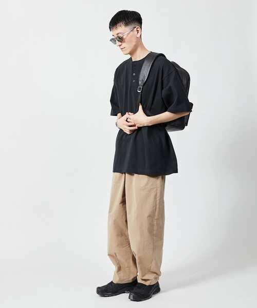 FREAK'S STORE(フリークスストア)の「ヘビーウェイト NO-SIDE SEAM ヘンリーネック Tシャツ/丸胴/10.5オンス/USA COTTON(Tシャツ/カットソー・メンズ・マスタード/グレイッシュベージュ/グリーン/ブラック/ホワイト/アッシュグレー・SMALL/MEDIUM/LARGE)」の21枚目の写真