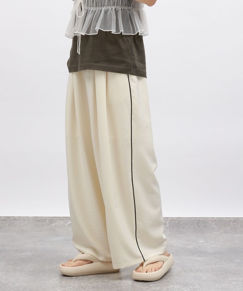 LAKOLE（ラコレ）の「【接触冷感】サイドラインイージーパンツ / 116596（その他パンツ・レディース・グレー/ブラック/アイボリー・SMALL/MEDIUM）」の3枚目の写真