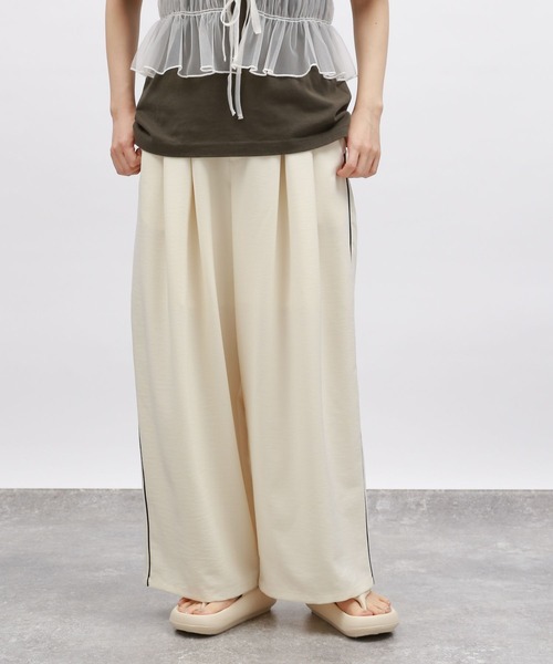 LAKOLE（ラコレ）の「【接触冷感】サイドラインイージーパンツ / 116596（その他パンツ・レディース・グレー/ブラック/アイボリー・SMALL/MEDIUM）」の7枚目の写真