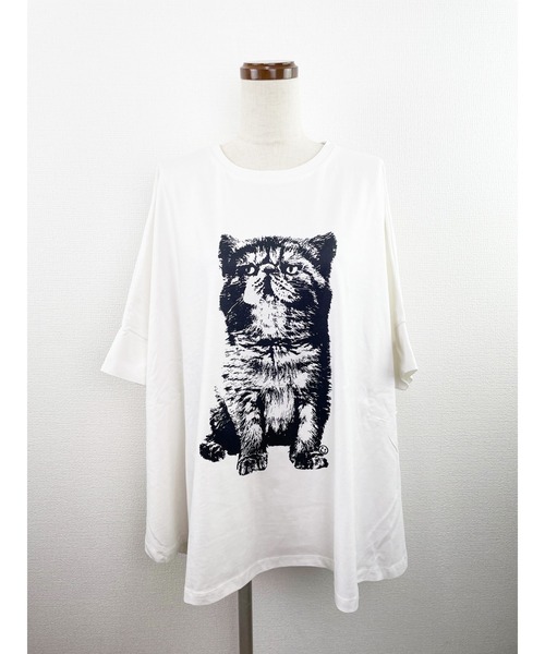 WORLD WIDE LOVE!(ワールドワイドラブ)の「CATポンチョTEE(Tシャツ/カットソー・レディース・オフホワイト/ブラック/グレイッシュベージュ/イエロー/カーキ・1)」の2枚目の写真