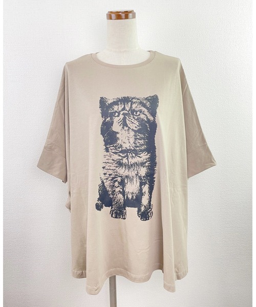 WORLD WIDE LOVE!(ワールドワイドラブ)の「CATポンチョTEE(Tシャツ/カットソー・レディース・オフホワイト/ブラック/グレイッシュベージュ/イエロー/カーキ・1)」の1枚目の写真