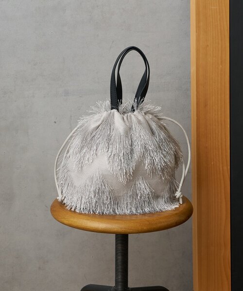 Actually（アクチュアリー）の「フリンジ巾着バッグ（トートバッグ・レディース・ブラック/グレー/グリーン/グリーン系その他/グレー系その他・0）」の3枚目の写真