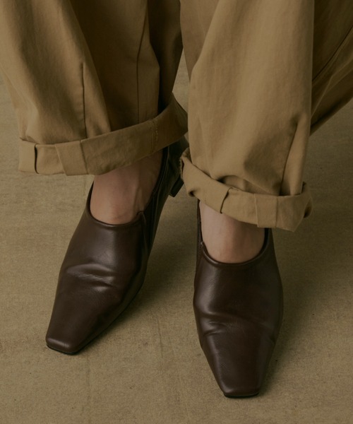 Libra Cue（リブラ キュー）の「スクエアトゥスリッポン（スリッポン・レディース・ブラウン/ブラック・MEDIUM/LARGE）」の2枚目の写真