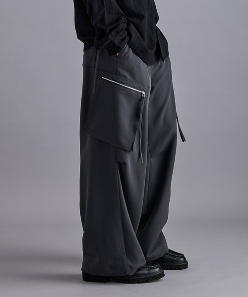 JUNRED(ジュンレッド)の「【セットアップ対応】ジップポケットカーゴパンツ(カーゴパンツ・メンズ・ブラック/ベージュ系その他/チャコールグレー・S/M/L)」の1枚目の写真