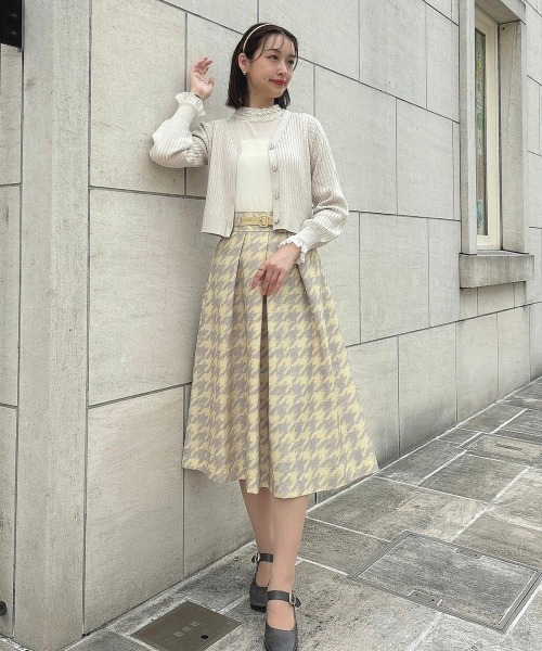 an another angelus（アンアナザーアンジェラス）の「アートローズプリント釦リブニットカーディガン/ananotherangelus（カーディガン/ボレロ・レディース・ブルーグリーン/アイボリー/パープル・FREE）」の4枚目の写真