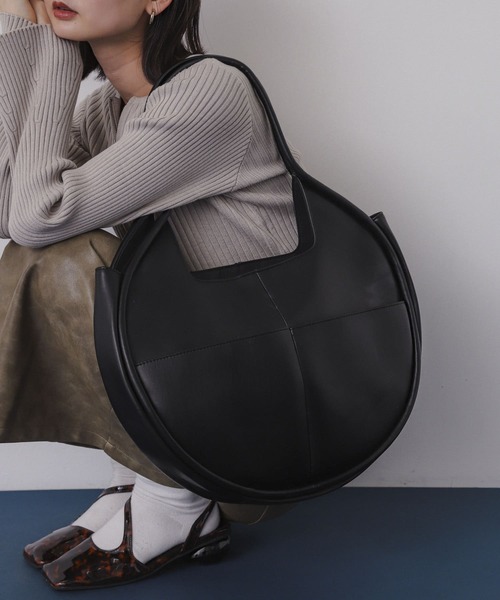 SENSE OF PLACE by URBAN RESEARCH（センスオブプレイスバイアーバンリサーチ）の「アウトポケットムーンバッグ（ハンドバッグ・レディース・シルバー/ブラック・ONE）」の2枚目の写真