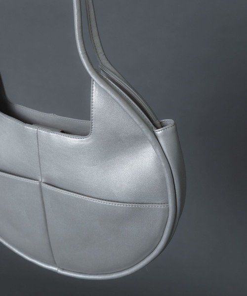 SENSE OF PLACE by URBAN RESEARCH（センスオブプレイスバイアーバンリサーチ）の「アウトポケットムーンバッグ（ハンドバッグ・レディース・シルバー/ブラック・ONE）」の3枚目の写真