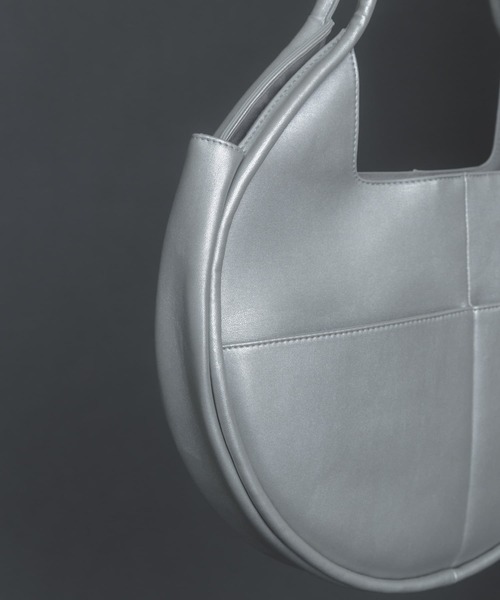 SENSE OF PLACE by URBAN RESEARCH（センスオブプレイスバイアーバンリサーチ）の「アウトポケットムーンバッグ（ハンドバッグ・レディース・シルバー/ブラック・ONE）」の4枚目の写真