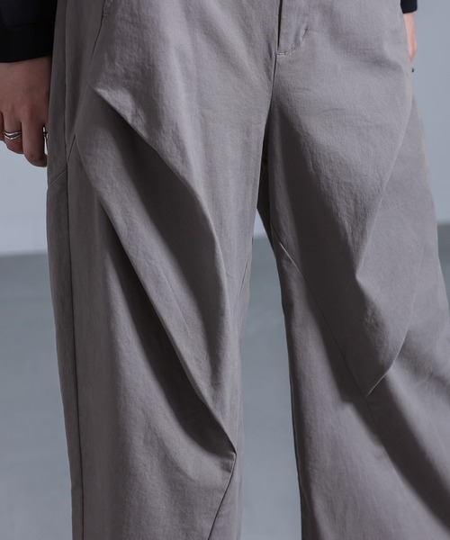kOhAKU（コハク）の「『タックデザインワイドパンツ』（その他パンツ・レディース・ブラック/グレー・2/1）」の5枚目の写真