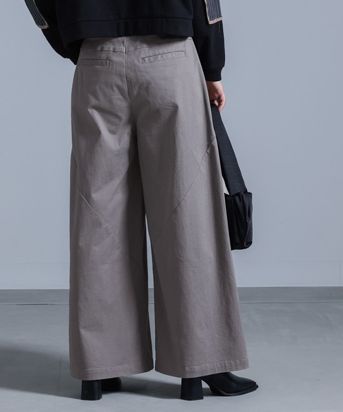 kOhAKU（コハク）の「『タックデザインワイドパンツ』（その他パンツ・レディース・ブラック/グレー・2/1）」の4枚目の写真