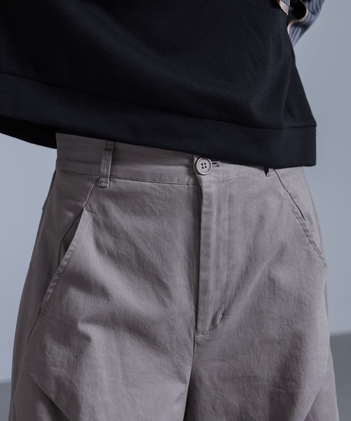 kOhAKU（コハク）の「『タックデザインワイドパンツ』（その他パンツ・レディース・ブラック/グレー・2/1）」の9枚目の写真