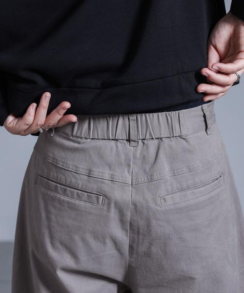kOhAKU（コハク）の「『タックデザインワイドパンツ』（その他パンツ・レディース・ブラック/グレー・2/1）」の3枚目の写真