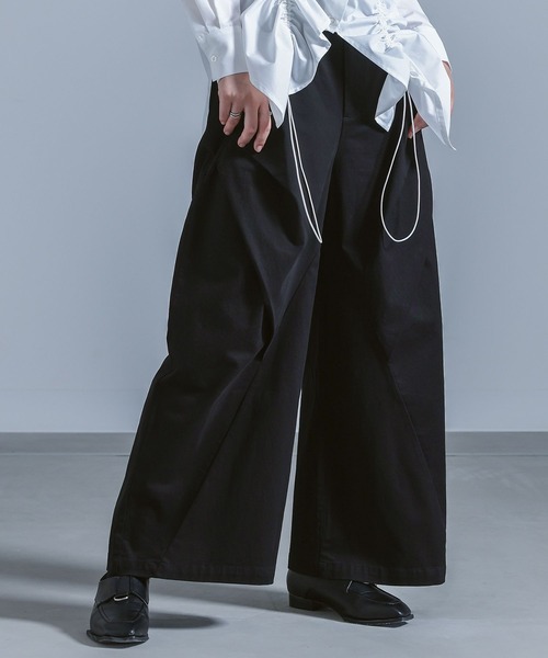 kOhAKU（コハク）の「『タックデザインワイドパンツ』（その他パンツ・レディース・ブラック/グレー・2/1）」の17枚目の写真