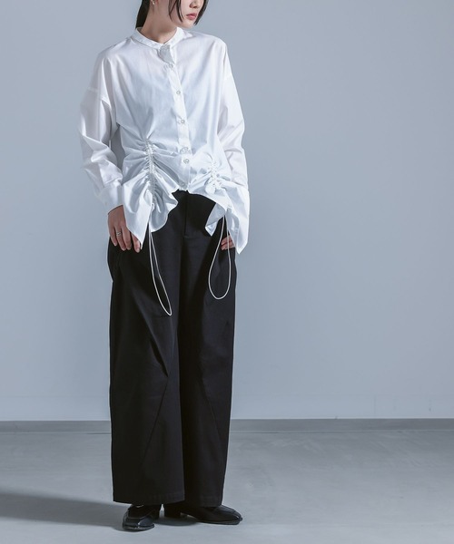 kOhAKU（コハク）の「『タックデザインワイドパンツ』（その他パンツ・レディース・ブラック/グレー・2/1）」の11枚目の写真