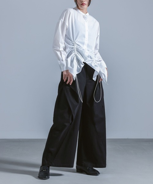 kOhAKU（コハク）の「『タックデザインワイドパンツ』（その他パンツ・レディース・ブラック/グレー・2/1）」の8枚目の写真