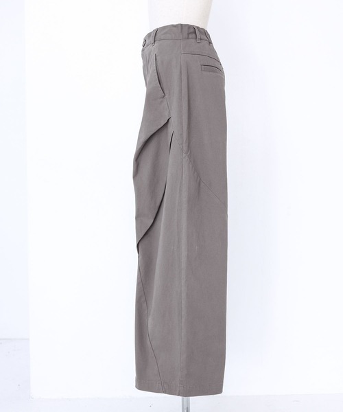 kOhAKU（コハク）の「『タックデザインワイドパンツ』（その他パンツ・レディース・ブラック/グレー・2/1）」の16枚目の写真