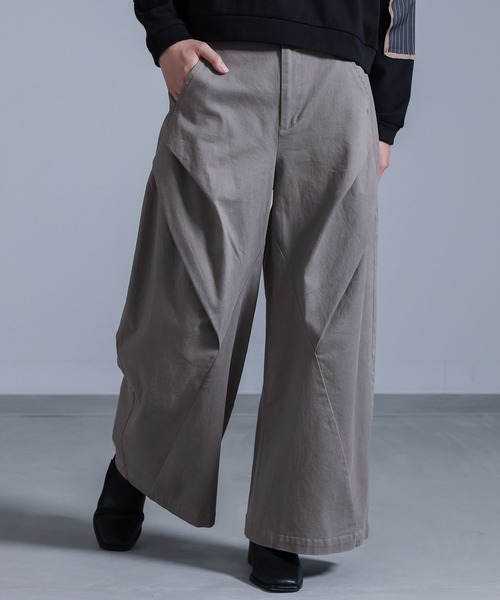 kOhAKU（コハク）の「『タックデザインワイドパンツ』（その他パンツ・レディース・ブラック/グレー・2/1）」の14枚目の写真