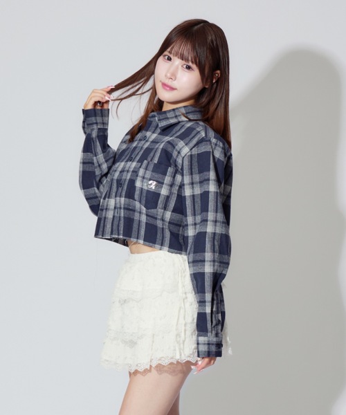 ALLuRing ChaRm（アリュリングチャーム）の「AR Foil Print Short Check Shirt / ARロゴ 箔プリントショート丈チェックシャツ（シャツ/ブラウス・レディース・レッド/グリーン/ネイビー・FREE）」の2枚目の写真