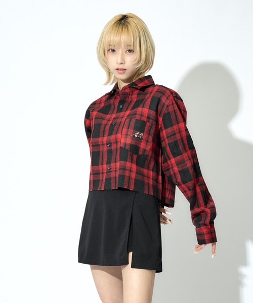 ALLuRing ChaRm（アリュリングチャーム）の「AR Foil Print Short Check Shirt / ARロゴ 箔プリントショート丈チェックシャツ（シャツ/ブラウス・レディース・レッド/グリーン/ネイビー・FREE）」の3枚目の写真
