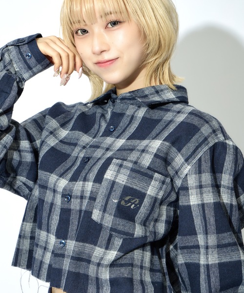 ALLuRing ChaRm（アリュリングチャーム）の「AR Foil Print Short Check Shirt / ARロゴ 箔プリントショート丈チェックシャツ（シャツ/ブラウス・レディース・レッド/グリーン/ネイビー・FREE）」の17枚目の写真
