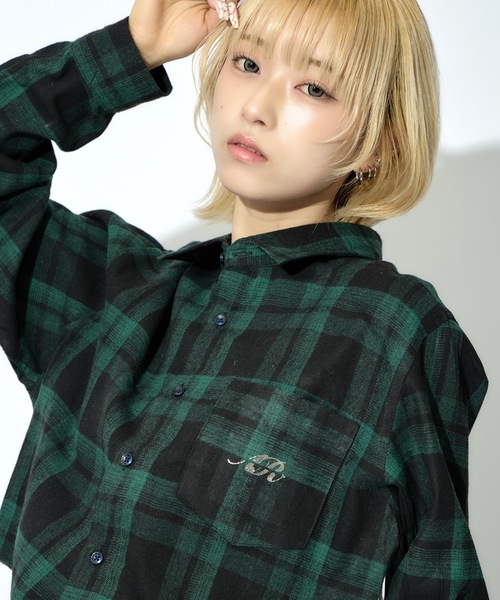 ALLuRing ChaRm（アリュリングチャーム）の「AR Foil Print Short Check Shirt / ARロゴ 箔プリントショート丈チェックシャツ（シャツ/ブラウス・レディース・レッド/グリーン/ネイビー・FREE）」の6枚目の写真