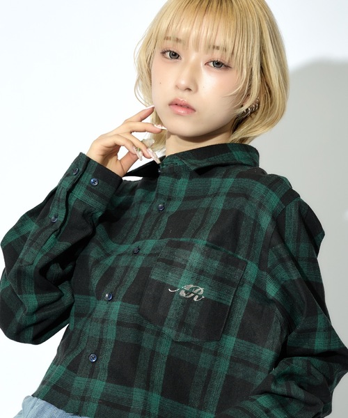ALLuRing ChaRm（アリュリングチャーム）の「AR Foil Print Short Check Shirt / ARロゴ 箔プリントショート丈チェックシャツ（シャツ/ブラウス・レディース・レッド/グリーン/ネイビー・FREE）」の7枚目の写真