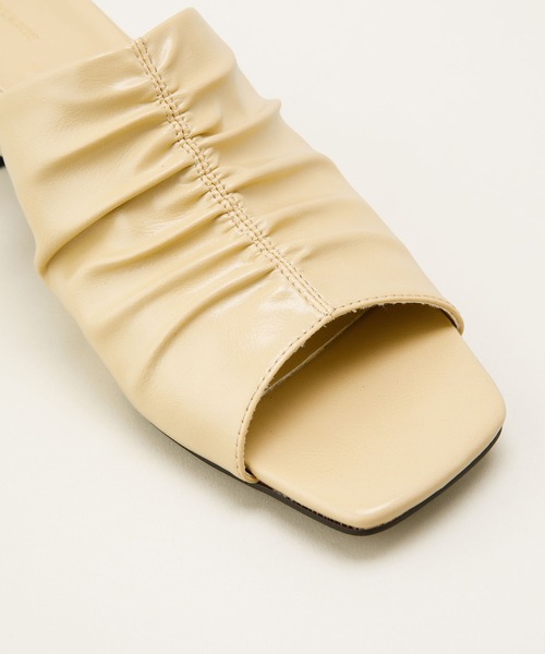 LE VERNIS(ル・ベルニ)の「LE VERNIS(ル・ベルニ) Gather square mules(サンダル・レディース・ブラック/イエロー/レッド・23.5cm/24.5cm)」の21枚目の写真