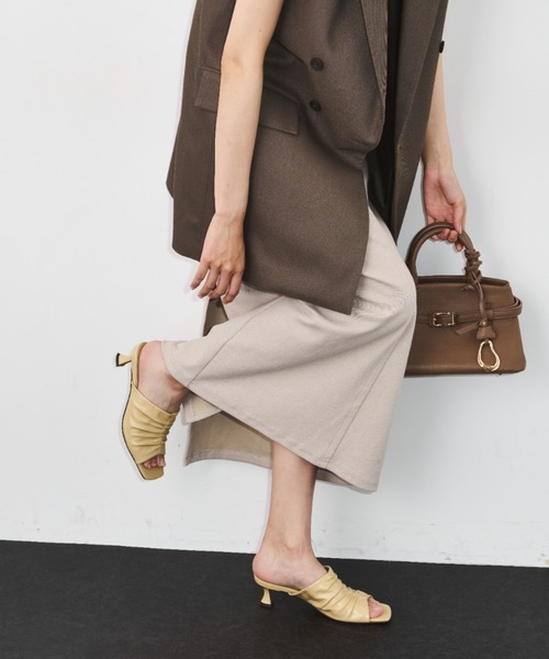 LE VERNIS(ル・ベルニ)の「LE VERNIS(ル・ベルニ) Gather square mules(サンダル・レディース・ブラック/イエロー/レッド・23.5cm/24.5cm)」の4枚目の写真