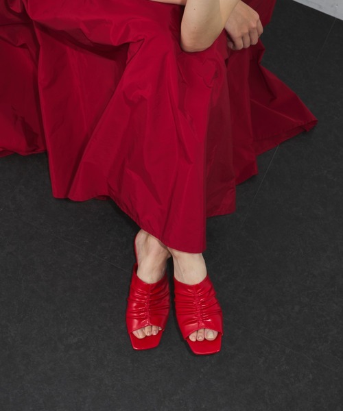 LE VERNIS(ル・ベルニ)の「LE VERNIS(ル・ベルニ) Gather square mules(サンダル・レディース・ブラック/イエロー/レッド・23.5cm/24.5cm)」の9枚目の写真