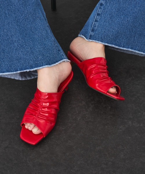 LE VERNIS(ル・ベルニ)の「LE VERNIS(ル・ベルニ) Gather square mules(サンダル・レディース・ブラック/イエロー/レッド・23.5cm/24.5cm)」の12枚目の写真