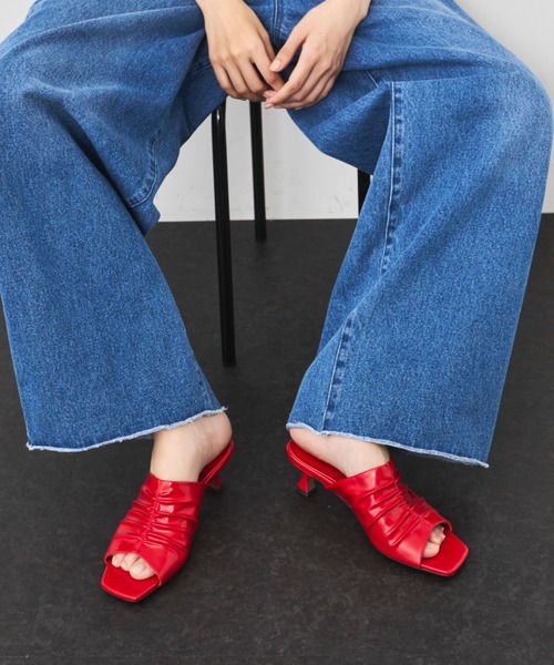 LE VERNIS(ル・ベルニ)の「LE VERNIS(ル・ベルニ) Gather square mules(サンダル・レディース・ブラック/イエロー/レッド・23.5cm/24.5cm)」の14枚目の写真