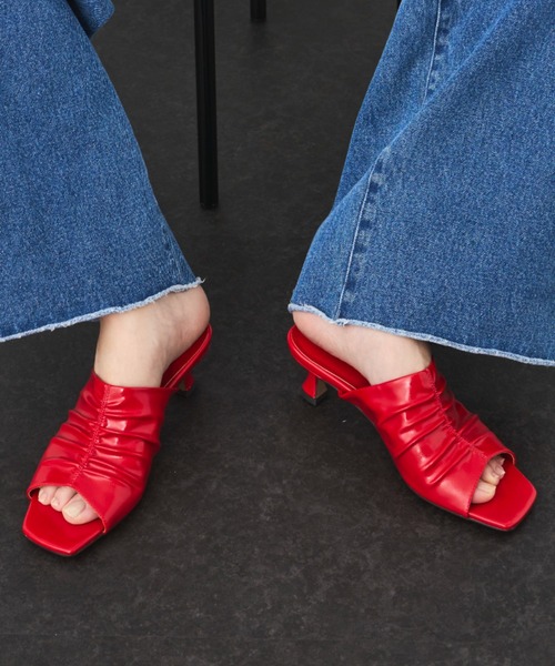 LE VERNIS(ル・ベルニ)の「LE VERNIS(ル・ベルニ) Gather square mules(サンダル・レディース・ブラック/イエロー/レッド・23.5cm/24.5cm)」の13枚目の写真