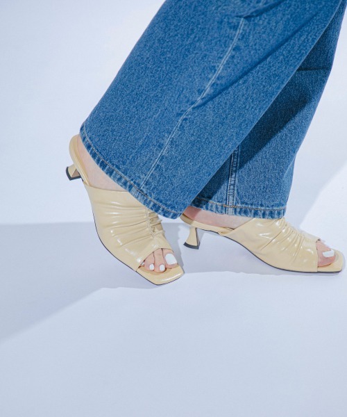 LE VERNIS(ル・ベルニ)の「LE VERNIS(ル・ベルニ) Gather square mules(サンダル・レディース・ブラック/イエロー/レッド・23.5cm/24.5cm)」の19枚目の写真