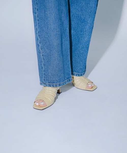 LE VERNIS(ル・ベルニ)の「LE VERNIS(ル・ベルニ) Gather square mules(サンダル・レディース・ブラック/イエロー/レッド・23.5cm/24.5cm)」の20枚目の写真